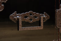 全面に黒漆を施された風情溢れる大型兜金具庄内衣裳箪笥 BB3018