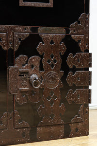 全面に黒漆を施された風情溢れる大型兜金具庄内衣裳箪笥 BB3018