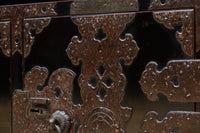 全面に黒漆を施された風情溢れる大型兜金具庄内衣裳箪笥 BB3018