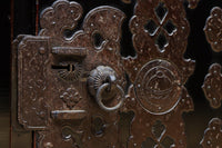 全面に黒漆を施された風情溢れる大型兜金具庄内衣裳箪笥 BB3018