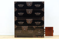 全面に黒漆を施された風情溢れる大型兜金具庄内衣裳箪笥 BB3018