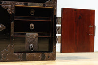 全面に黒漆を施された風情溢れる大型兜金具庄内衣裳箪笥 BB3018