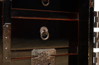 全面に黒漆を施された風情溢れる大型兜金具庄内衣裳箪笥 BB3018