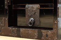 全面に黒漆を施された風情溢れる大型兜金具庄内衣裳箪笥 BB3018