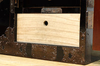 全面に黒漆を施された風情溢れる大型兜金具庄内衣裳箪笥 BB3018