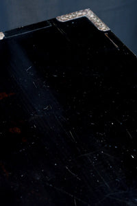 全面に黒漆を施された風情溢れる大型兜金具庄内衣裳箪笥 BB3018