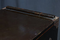 全面に黒漆を施された風情溢れる大型兜金具庄内衣裳箪笥 BB3018