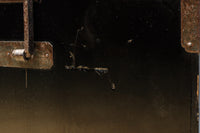 全面に黒漆を施された風情溢れる大型兜金具庄内衣裳箪笥 BB3018