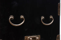 全面に黒漆を施された風情溢れる大型兜金具庄内衣裳箪笥 BB3018