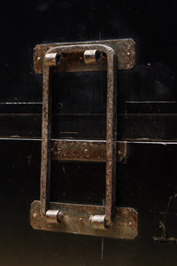 全面に黒漆を施された風情溢れる大型兜金具庄内衣裳箪笥 BB3018