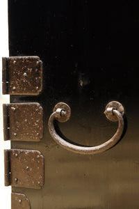 全面に黒漆を施された風情溢れる大型兜金具庄内衣裳箪笥 BB3018