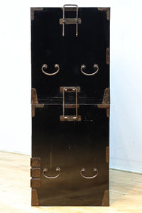 全面に黒漆を施された風情溢れる大型兜金具庄内衣裳箪笥 BB3018