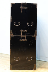 全面に黒漆を施された風情溢れる大型兜金具庄内衣裳箪笥 BB3018