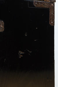 全面に黒漆を施された風情溢れる大型兜金具庄内衣裳箪笥 BB3018