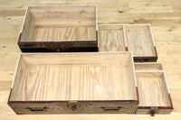 全面に黒漆を施された風情溢れる大型兜金具庄内衣裳箪笥 BB3018