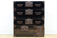 縁起の良い絵柄の装飾金具で華やかに飾られた庄内衣裳箪笥 BB3019