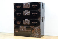 縁起の良い絵柄の装飾金具で華やかに飾られた庄内衣裳箪笥 BB3019