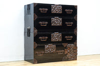 縁起の良い絵柄の装飾金具で華やかに飾られた庄内衣裳箪笥 BB3019