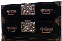 縁起の良い絵柄の装飾金具で華やかに飾られた庄内衣裳箪笥 BB3019