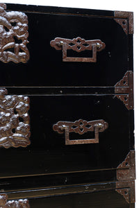 縁起の良い絵柄の装飾金具で華やかに飾られた庄内衣裳箪笥 BB3019