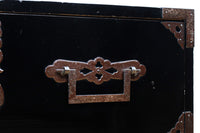 縁起の良い絵柄の装飾金具で華やかに飾られた庄内衣裳箪笥 BB3019