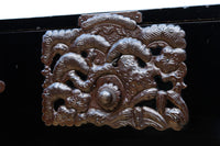 縁起の良い絵柄の装飾金具で華やかに飾られた庄内衣裳箪笥 BB3019