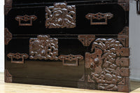 縁起の良い絵柄の装飾金具で華やかに飾られた庄内衣裳箪笥 BB3019