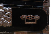 縁起の良い絵柄の装飾金具で華やかに飾られた庄内衣裳箪笥 BB3019