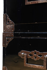 縁起の良い絵柄の装飾金具で華やかに飾られた庄内衣裳箪笥 BB3019