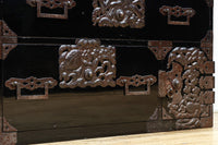 縁起の良い絵柄の装飾金具で華やかに飾られた庄内衣裳箪笥 BB3019