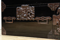 縁起の良い絵柄の装飾金具で華やかに飾られた庄内衣裳箪笥 BB3019