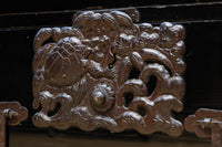 縁起の良い絵柄の装飾金具で華やかに飾られた庄内衣裳箪笥 BB3019