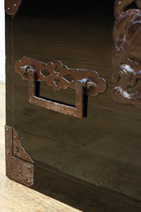 縁起の良い絵柄の装飾金具で華やかに飾られた庄内衣裳箪笥 BB3019