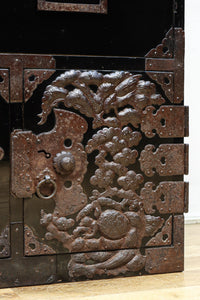 縁起の良い絵柄の装飾金具で華やかに飾られた庄内衣裳箪笥 BB3019