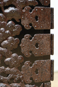 縁起の良い絵柄の装飾金具で華やかに飾られた庄内衣裳箪笥 BB3019