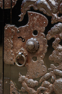 縁起の良い絵柄の装飾金具で華やかに飾られた庄内衣裳箪笥 BB3019