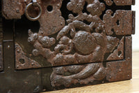 縁起の良い絵柄の装飾金具で華やかに飾られた庄内衣裳箪笥 BB3019