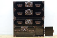 縁起の良い絵柄の装飾金具で華やかに飾られた庄内衣裳箪笥 BB3019