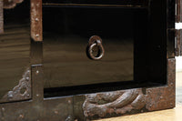 縁起の良い絵柄の装飾金具で華やかに飾られた庄内衣裳箪笥 BB3019