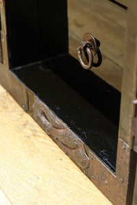 縁起の良い絵柄の装飾金具で華やかに飾られた庄内衣裳箪笥 BB3019