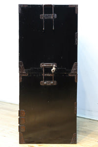 縁起の良い絵柄の装飾金具で華やかに飾られた庄内衣裳箪笥 BB3019