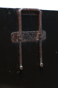 縁起の良い絵柄の装飾金具で華やかに飾られた庄内衣裳箪笥 BB3019