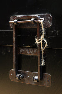 縁起の良い絵柄の装飾金具で華やかに飾られた庄内衣裳箪笥 BB3019