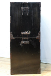 縁起の良い絵柄の装飾金具で華やかに飾られた庄内衣裳箪笥 BB3019