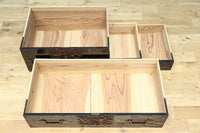 縁起の良い絵柄の装飾金具で華やかに飾られた庄内衣裳箪笥 BB3019