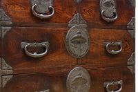 重厚感のある金具と杢目が見事な最上衣裳箪笥 BB3028