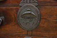 重厚感のある金具と杢目が見事な最上衣裳箪笥 BB3028