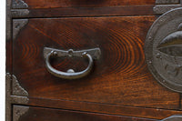 重厚感のある金具と杢目が見事な最上衣裳箪笥 BB3028