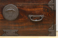 重厚感のある金具と杢目が見事な最上衣裳箪笥 BB3028