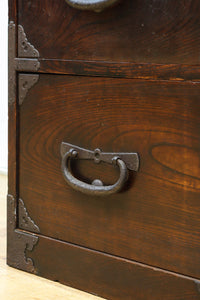 重厚感のある金具と杢目が見事な最上衣裳箪笥 BB3028